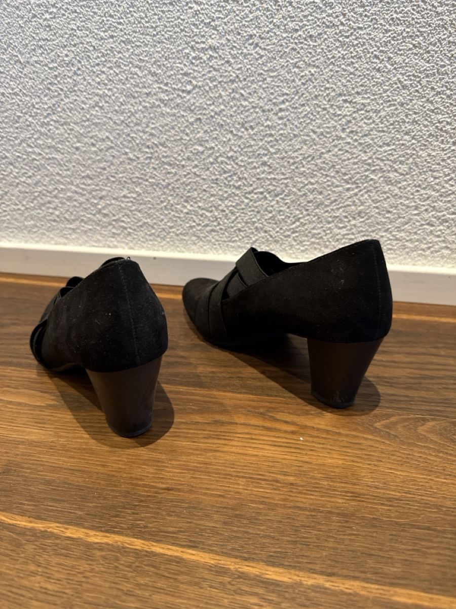 Scarpe da donna: Damenschuhe schwarz Grösse 39 mit Elastikriemen – Usato da Feldbrunnen venduto da excessively 2