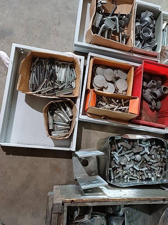 Tutti gli attrezzi: Grosser Posten Eisenwaren – Usato da Langnau b. Reiden venduto da R.port96 2