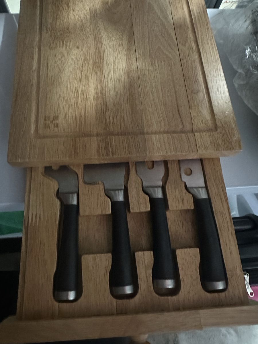 Servierplatten: Designer Käsebrett und Messer Neu – Neu und originalverpackt aus Sevelen von Stopglobal. 2