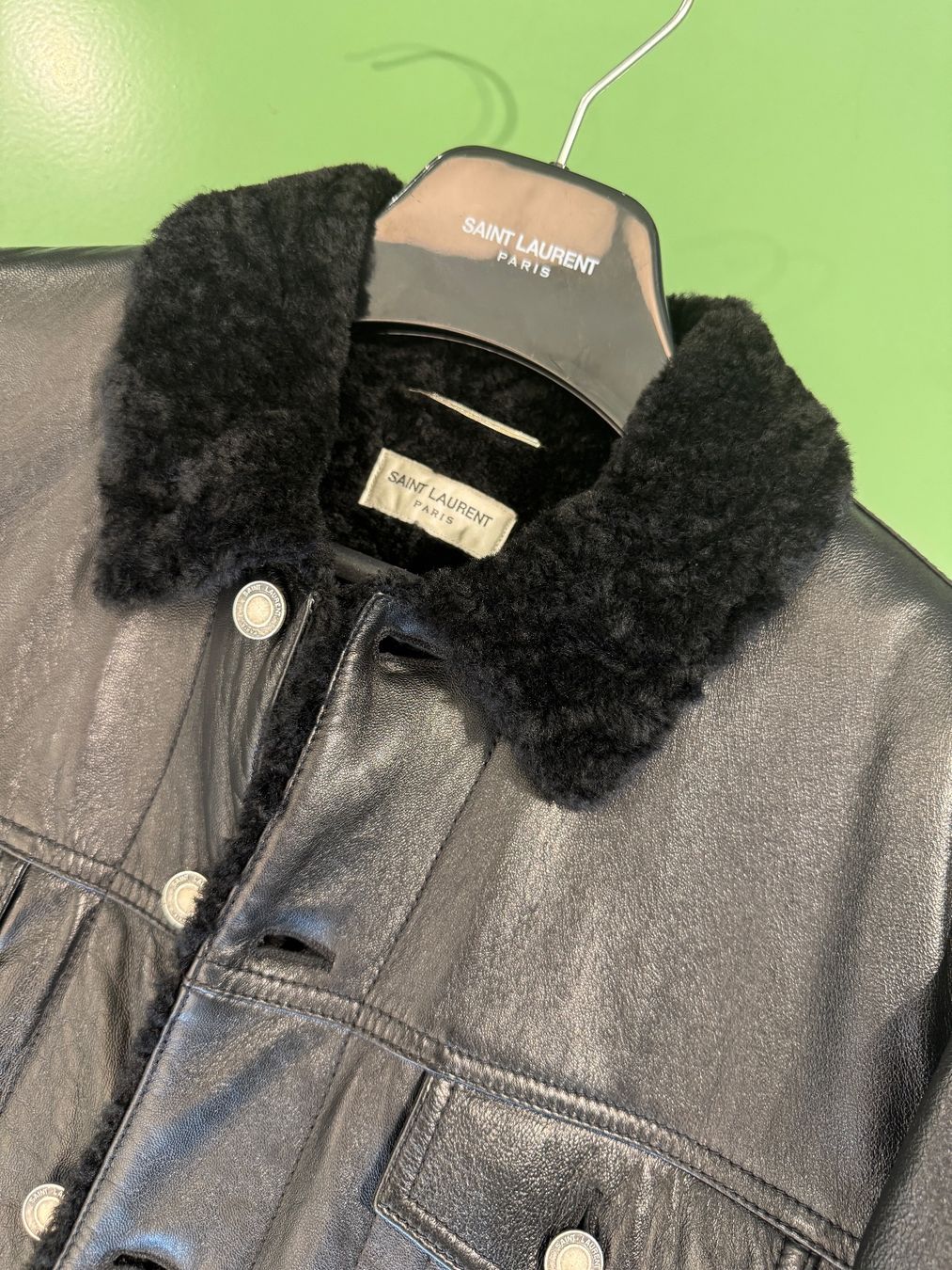 Saint Laurent Giacche: Saint Laurent Shearling Lined Leather Trucker Black Lambskin – Nuovo (secondo la descrizione) da Zürich venduto da dodichnobli 4