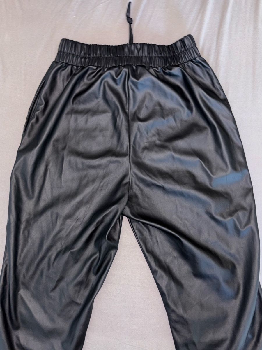 Hosen: BLACK FAUX LEATHER PANTS – Gebraucht aus Bern von kri_y8h8 1