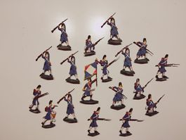 18 Zinnfiguren französische Infanterie im Gefecht