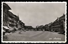 AK Aarberg, Marktplatz mit Häusern und Geschäften