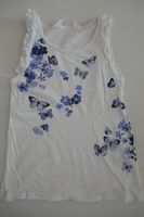Neuwertig: Träger-T-Shirt mit Schmetterlingen, Gr. 110/116