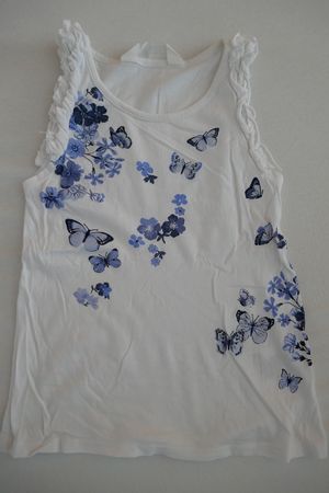 Neuwertig: Träger-T-Shirt mit Schmetterlingen, Gr. 110/116