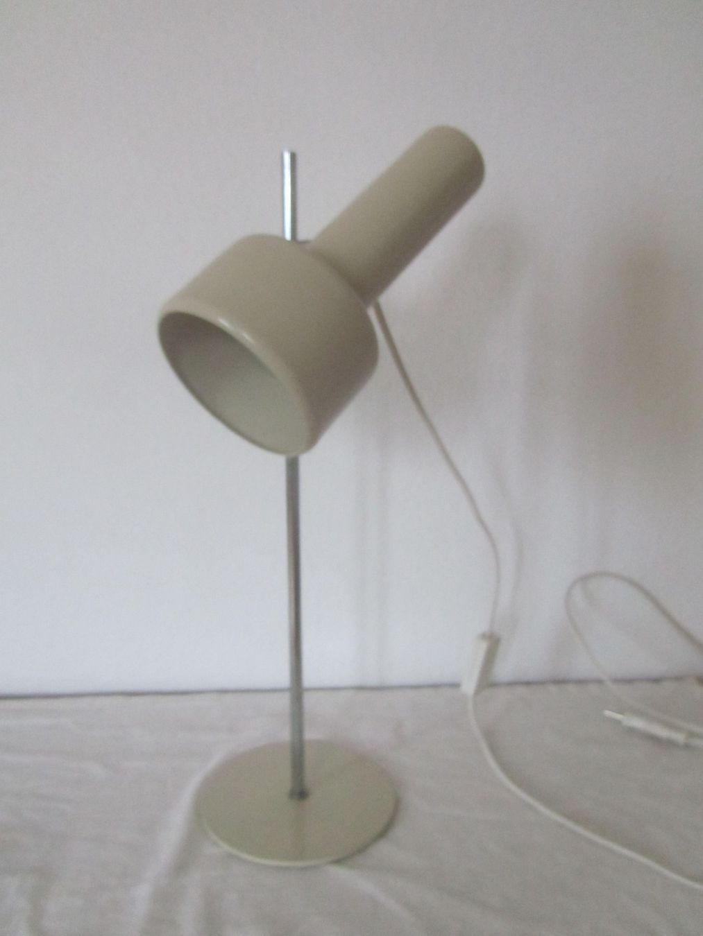 Lampen: Tischlampe Metall beige verstellbar – Gebraucht aus Seengen von mikelele
