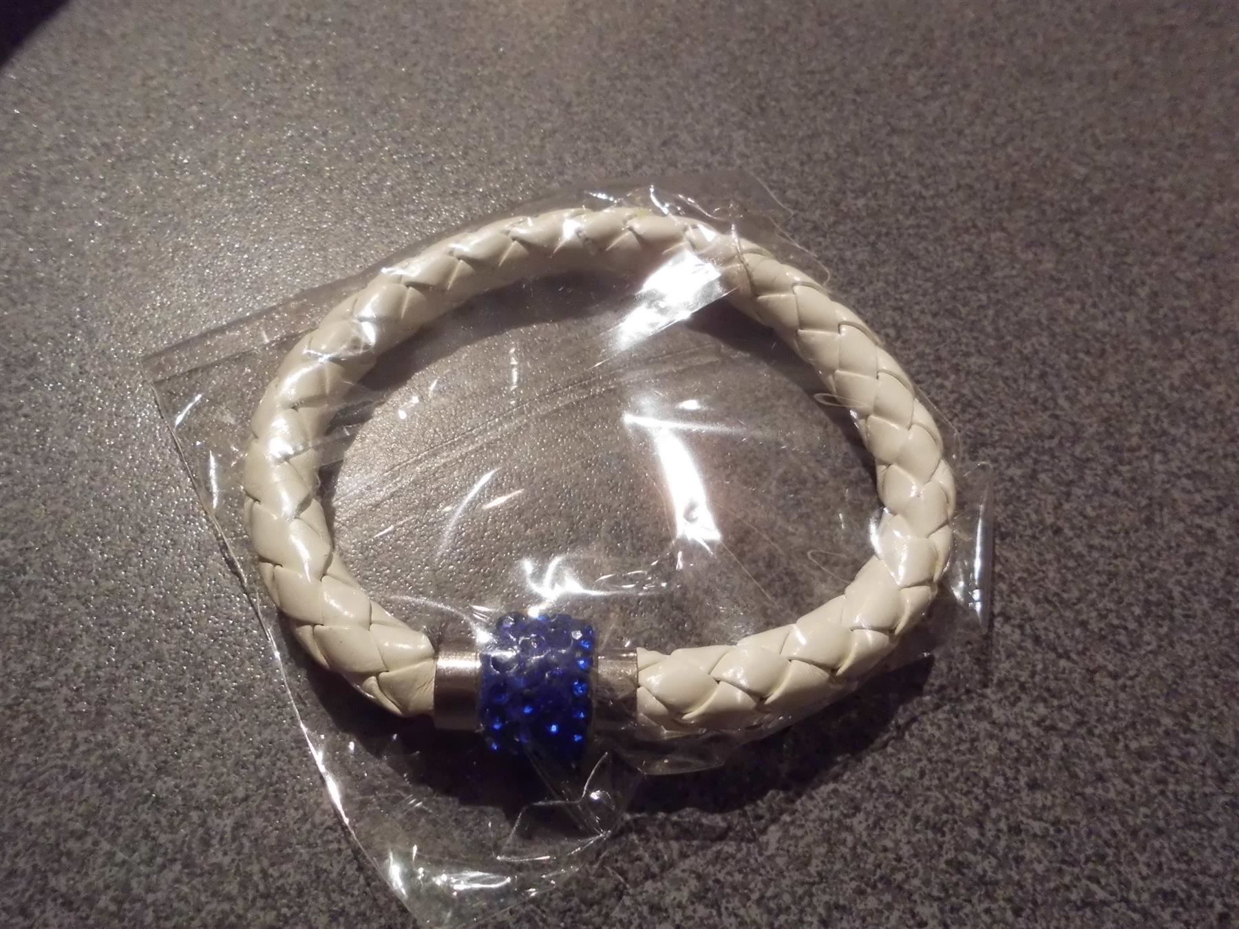 Bracciali & Braccialetti: Armband weiss, blaue Steinchen – Nuovo e nell'imballaggio originale da Zürich venduto da abraxas1291