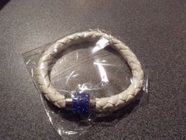 Armband weiss, blaue Steinchen