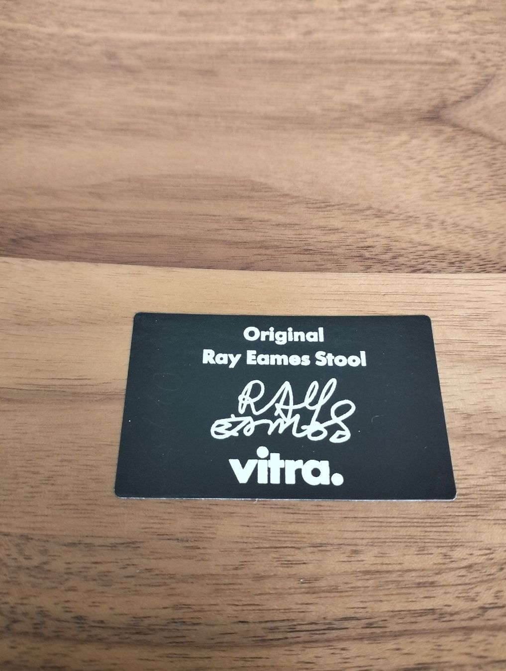 Vitra Sgabelli: Original Vitra Eames Stool  Nussbaumholz Hocker – Usato da Wil SG venduto da die-wohnung 4