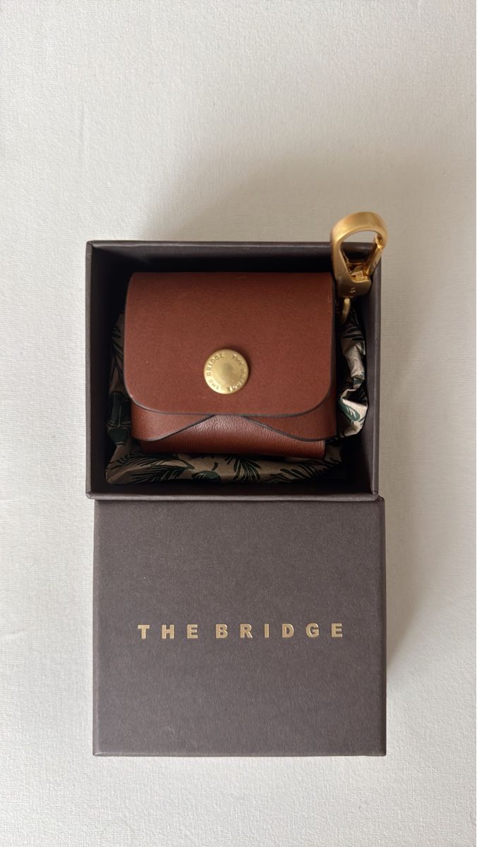 Cover & Protezioni schermo: The Bridge AirPods Case aus Leder – Nuovo (secondo la descrizione) da Zürich venduto da pkev