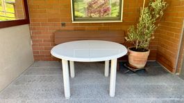 Eleganter exklusiver Design Gartentisch weiss von TRICONFORT