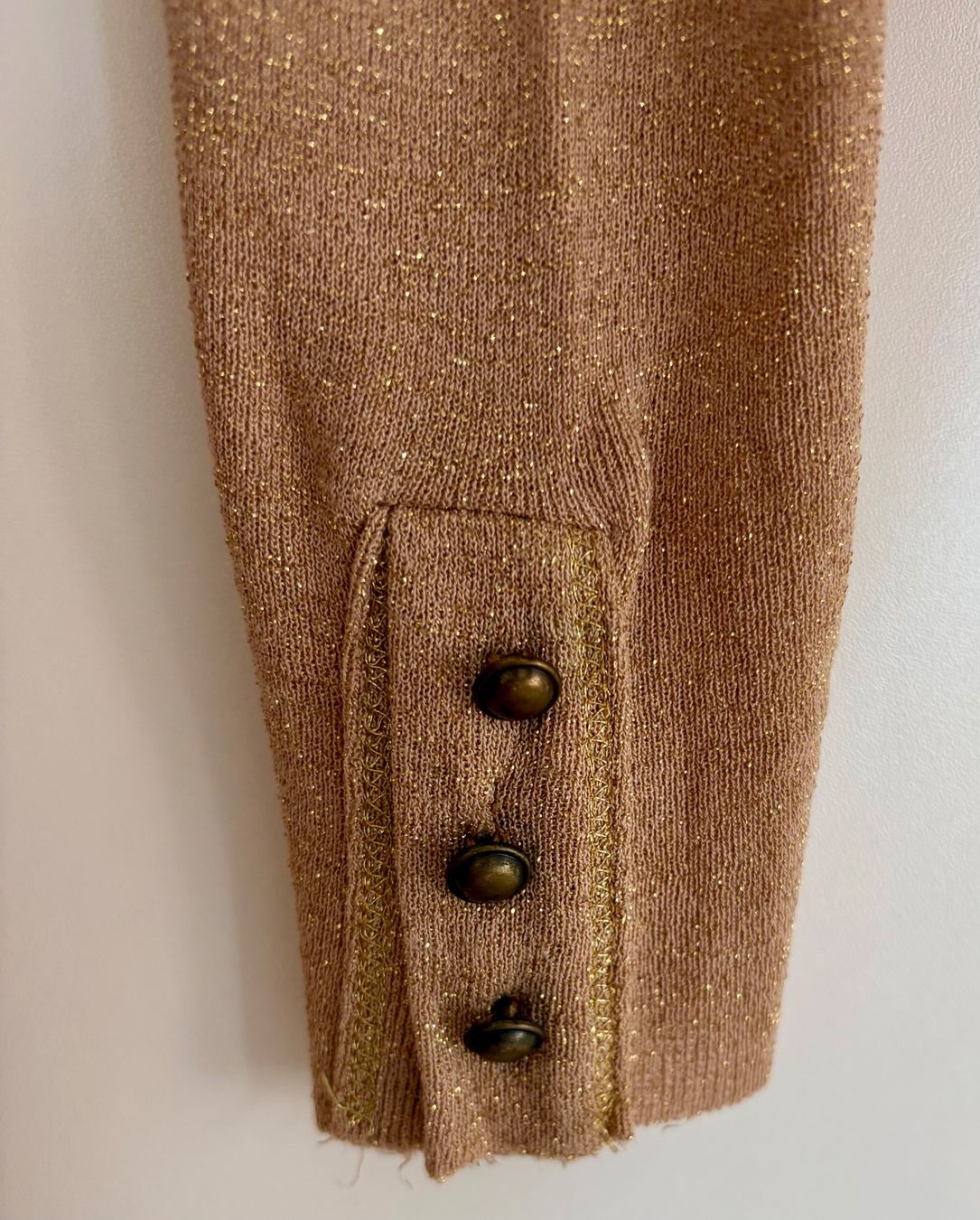 Pullover & Sweatshirts: Goldfarbener Longpullover in feiner Qualität, Gr. S/M – Gebraucht aus Zürich von Maria2021 2