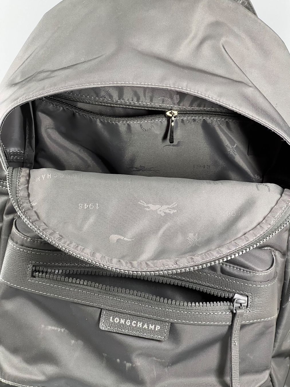 Longchamp Zaini: Longchamp Rucksack / Backpack Grau – Usato da Sennhof venduto da Johnbest 3