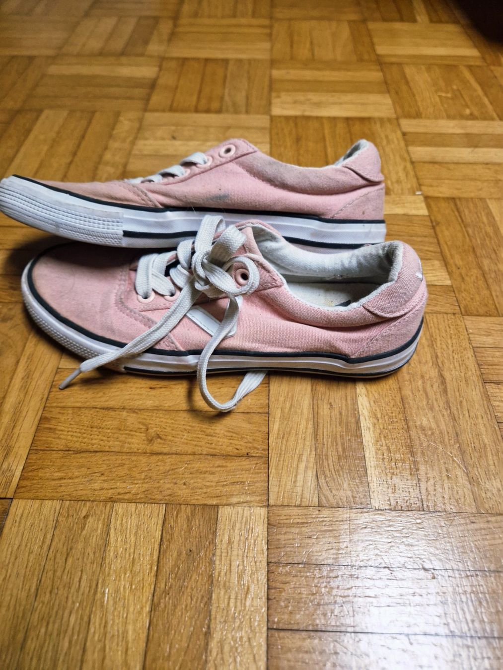 Schuhe für Mädchen: Turnschuhe Grösse 33 – Gebraucht aus Stüsslingen von white_angel86 1