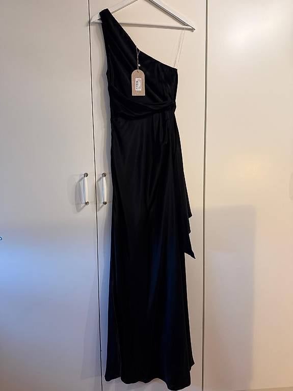 Kleider: SCHWARZES ONE-SHOULDER-MAXIKLEID – Neu und originalverpackt aus Niederhelfenschwil von Mileko 1