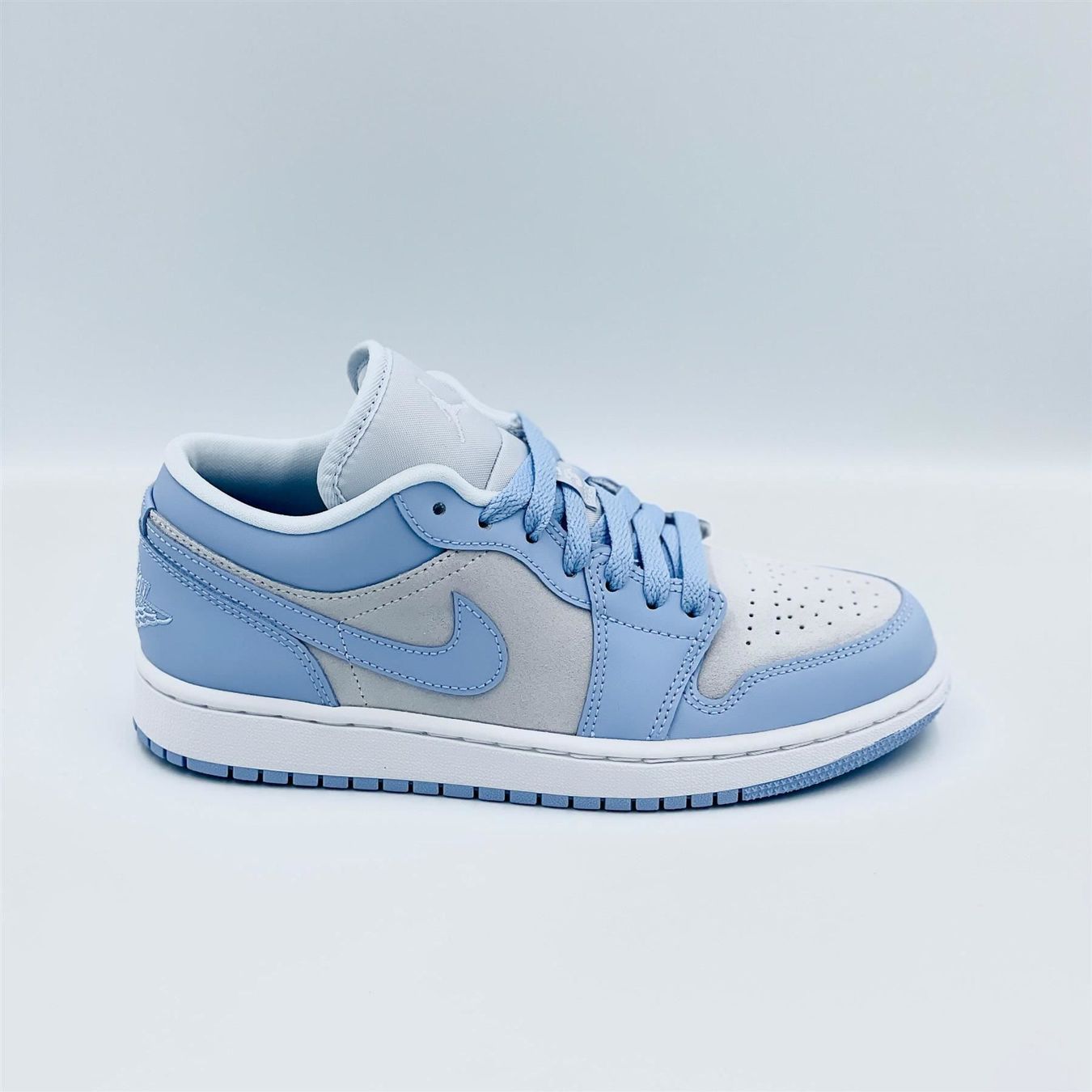 Jordan Damenschuhe: Nike Air Jordan 1 Low UNC EU 40 – Neu und originalverpackt aus Erlinsbach von sasneakers 1