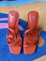 Elegante Sandaletten von ZARA in einem kräftigen Rot-Orange.
