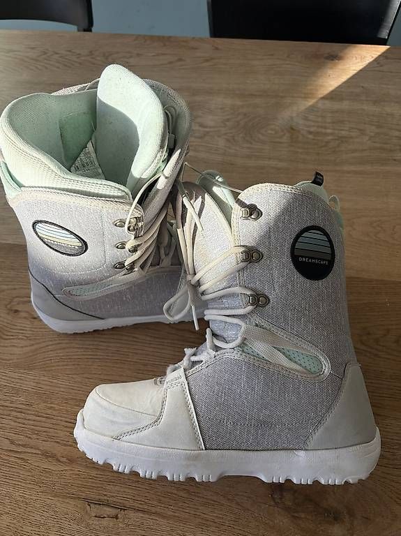 Scarpe da uomo: Snowboardschuhe weiss Grösse 40 – Usato da Rifferswil venduto da Dua 1