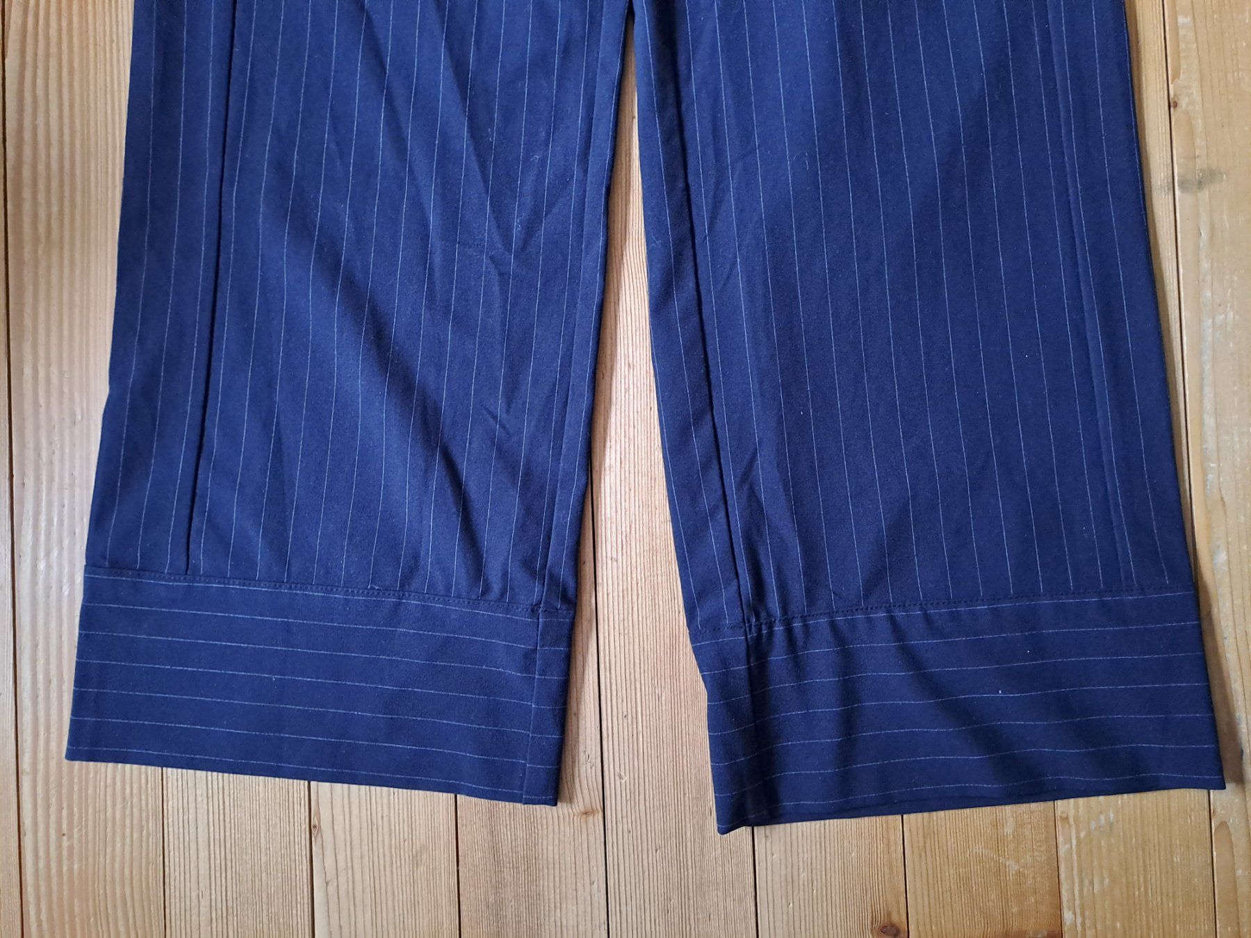 Mango Pantaloni: Nadelstreifenhose Mango Gr.M navy – Usato da Engelberg venduto da ollinseaotter 2