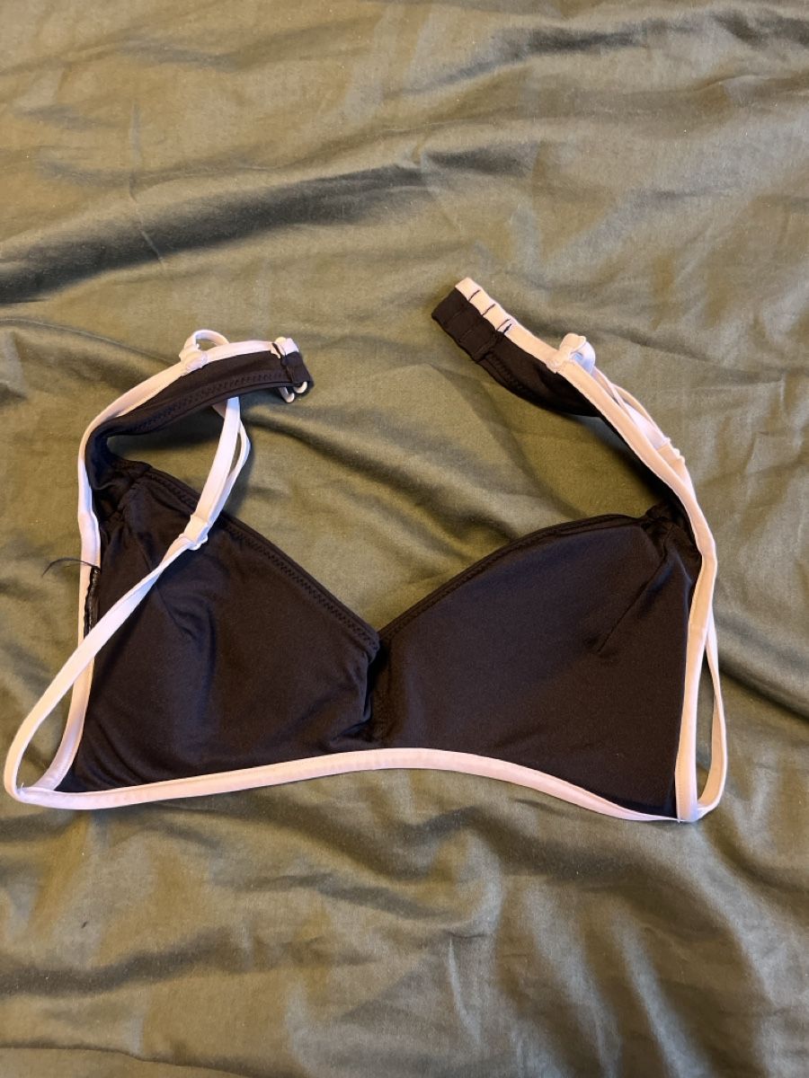 Top: Schwarzes Bikini-Oberteil mit weissem Rand, Grösse S – Usato da Zürich venduto da msxtnt 1