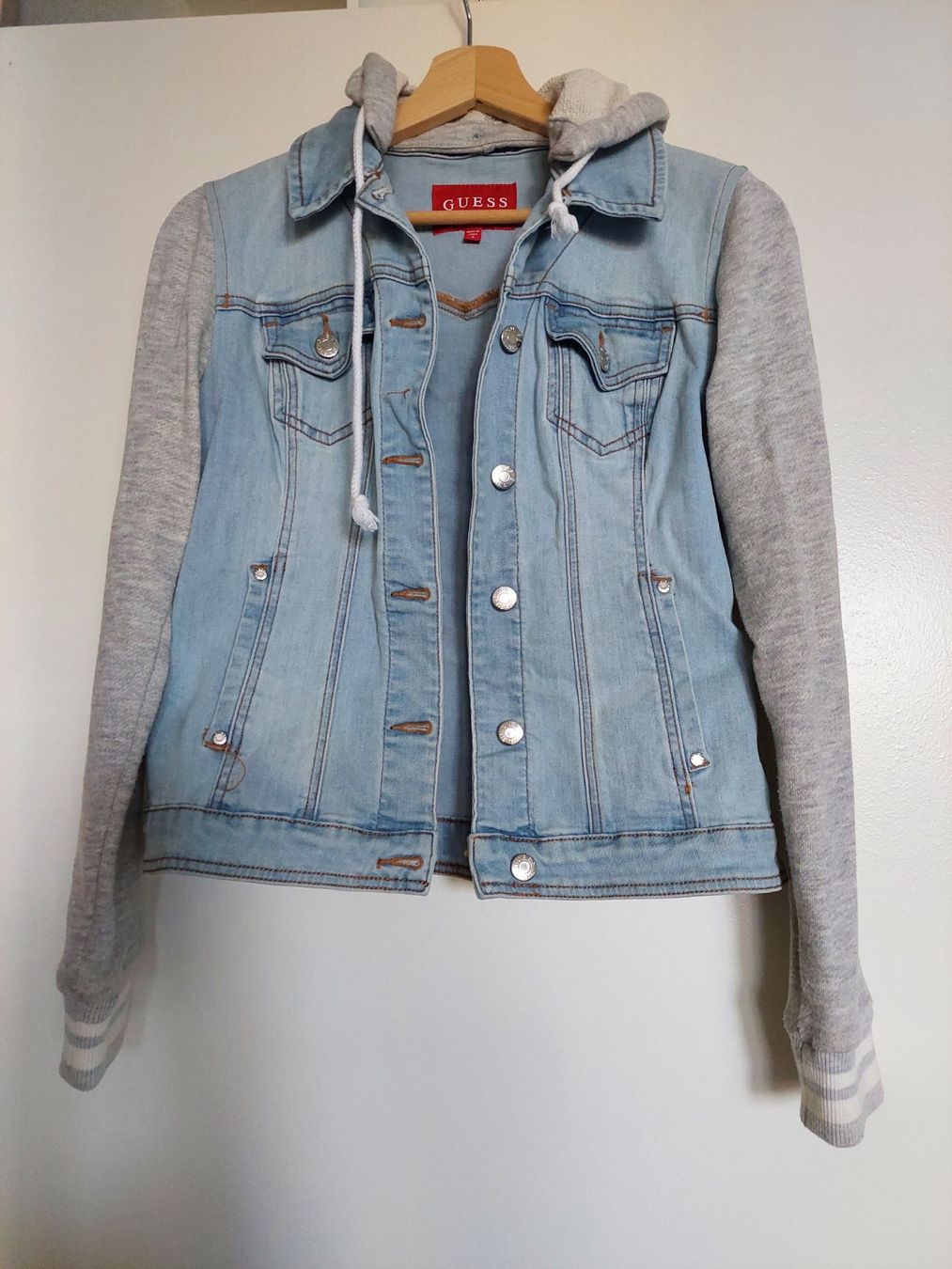 Guess Giacche: GUESS JEANSJACKE GR. S – Usato da Münchenstein venduto da Strupfi