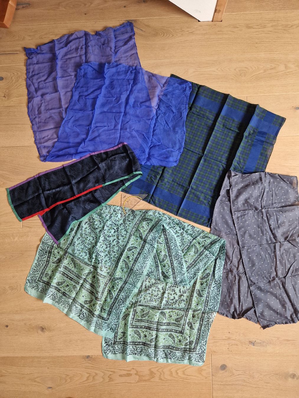 Foulard & Sciarpe: 7 blau/graue Foulards – Usato da Basel venduto da Luckyvrena 1