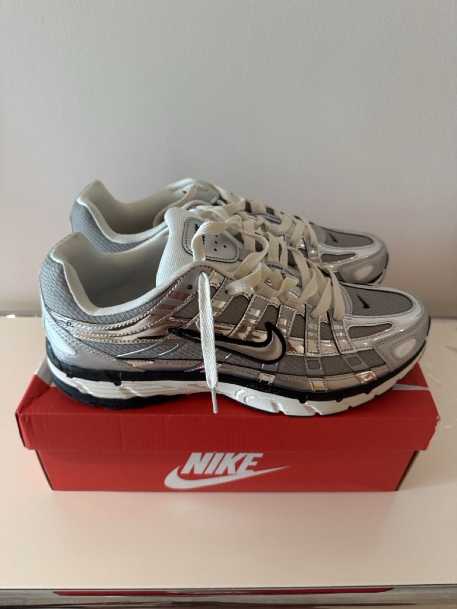 Nike Scarpe da uomo: Nike P-6000 Sneaker Silber / Chrom – Nuovo e nell'imballaggio originale da Rorschach venduto da VE5PA