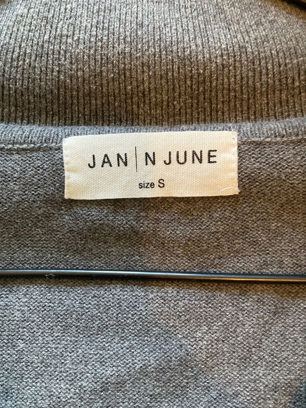 Pullover & Sweatshirts: Grauer Pullunder von Jan n June – Gebraucht aus Zürich von vesieber 1