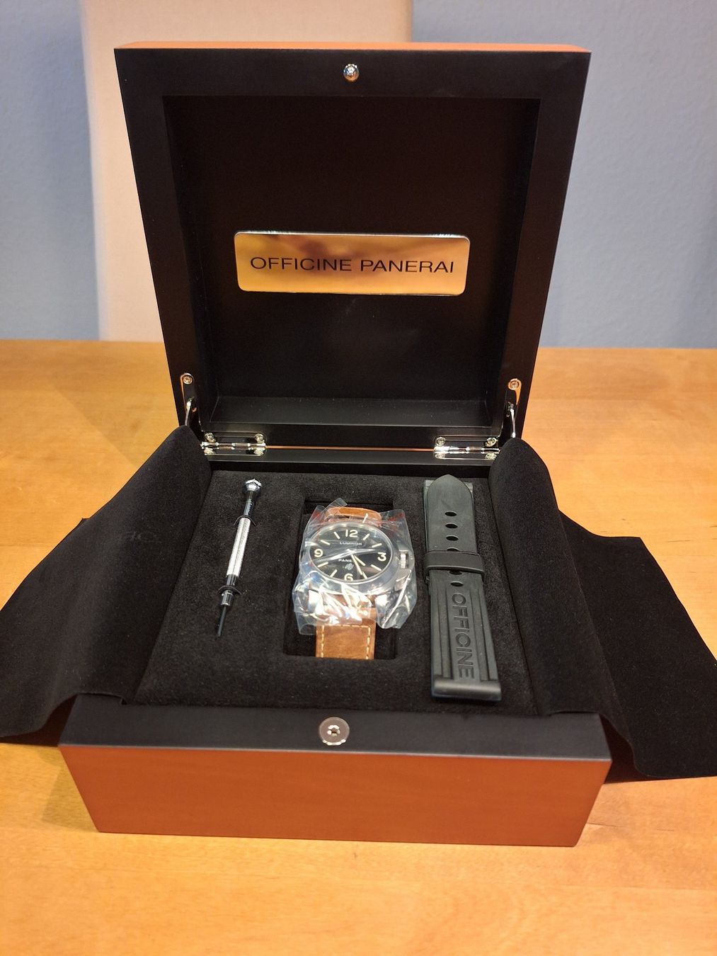 Panerai Orologi: Panerai Luminor Base Logo with box & maintenance up-to-date – Usato da Neuchâtel venduto da ger_h9s8