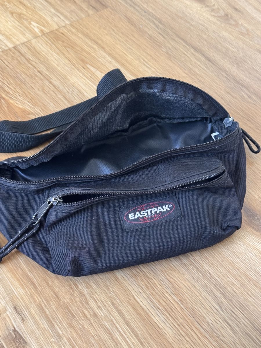 Eastpak Borse: Eastpack Doggy Bag in Schwarz – Usato da Basel venduto da spassbremse 1