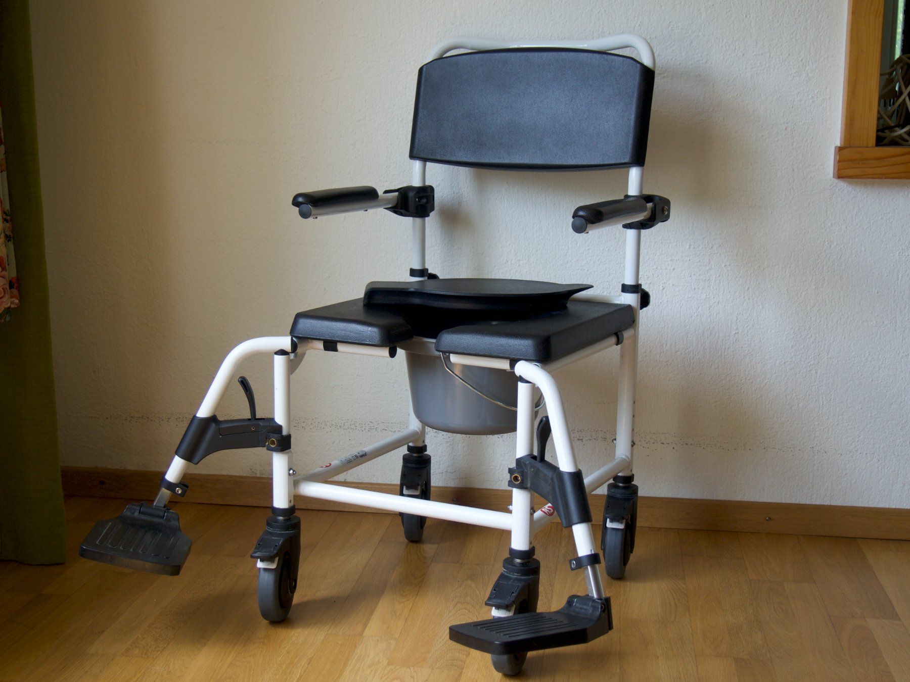 Sedie a rotelle: Dusch- und Toilettenrollstuhl Kakadu – Usato da Opfikon venduto da wbu_97j9 2