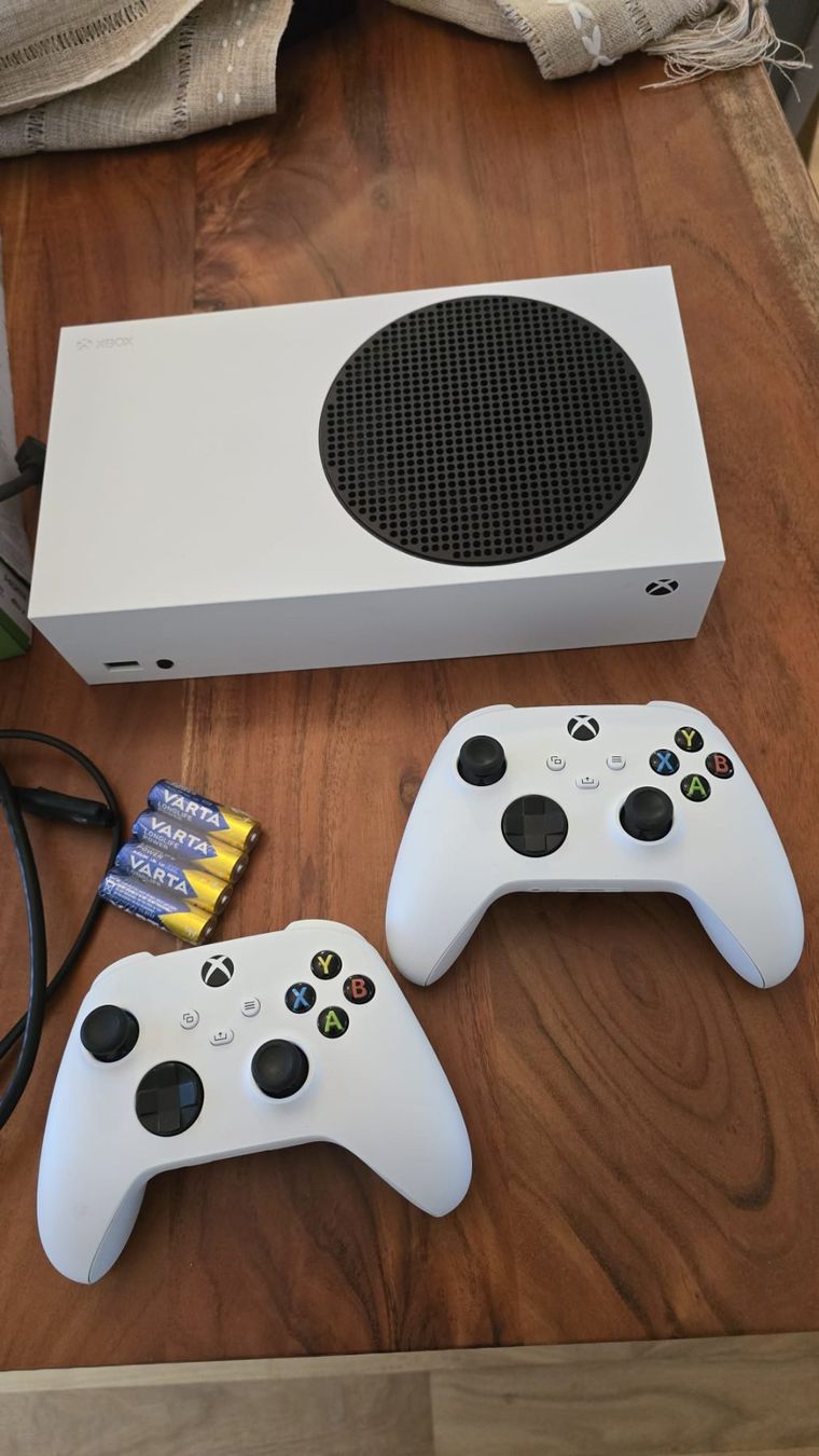 Microsoft Console: XBox Series S 512GB - 2 Controller – Usato da Dietikon venduto da bet_c285