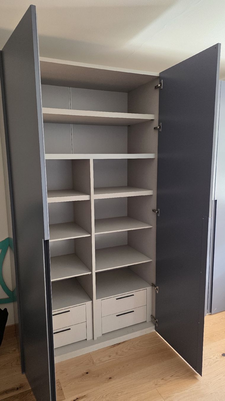 Schränke: A designer solid wood four-door gray wardrobe – Neu (gemäss Beschreibung) aus Zollikon von maj_wbl5 5