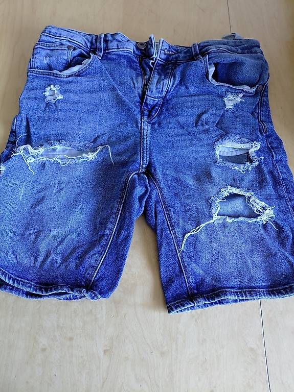 Jeans: 2 kurze Jeans Hose gr. 30 und 40 – D'occasion à Ostermundigen par deb1deb1