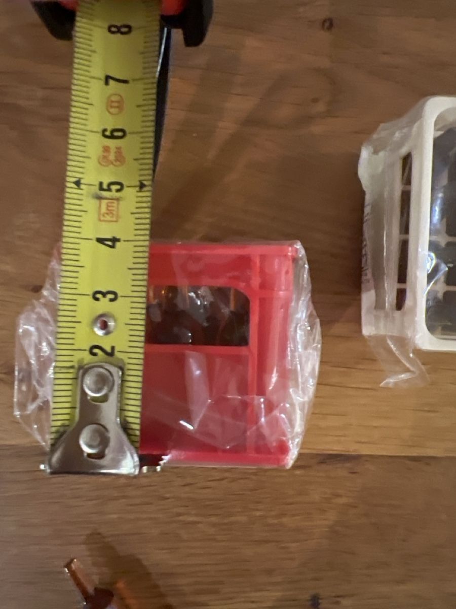 Case e mobili per bambole: Miniature bottles in crate, 2 items, brown glass – Nuovo e nell'imballaggio originale da Uznach venduto da Apuutze 5