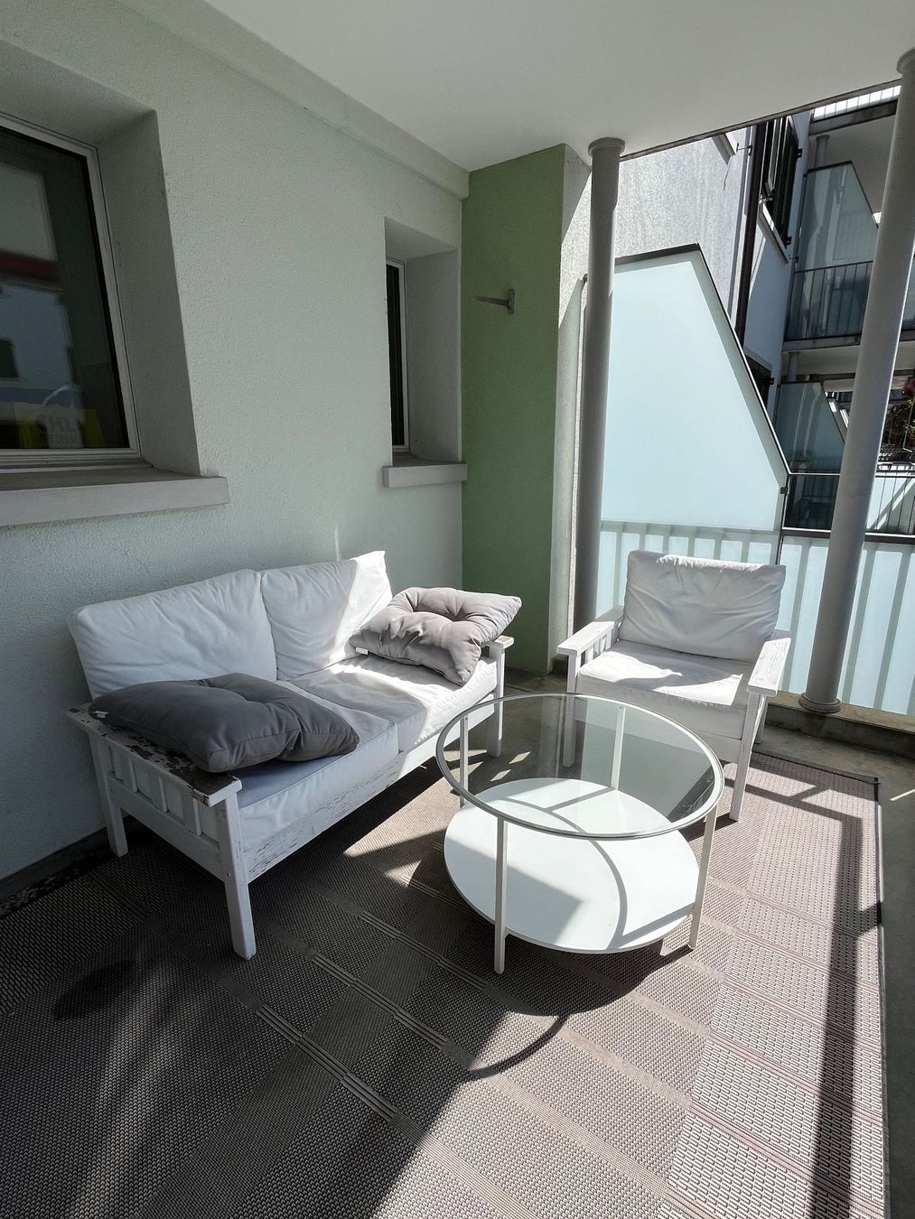 Divani: Balkon Lounge Set mit Tisch und Teppich – Usato da Zürich venduto da lea_55mb