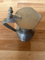 Alte Zinnkanne mit Deckel deutliche Gebrauchsspuren 