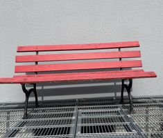 Gartenbank rot Holz Metallfuesschen guter Zustand