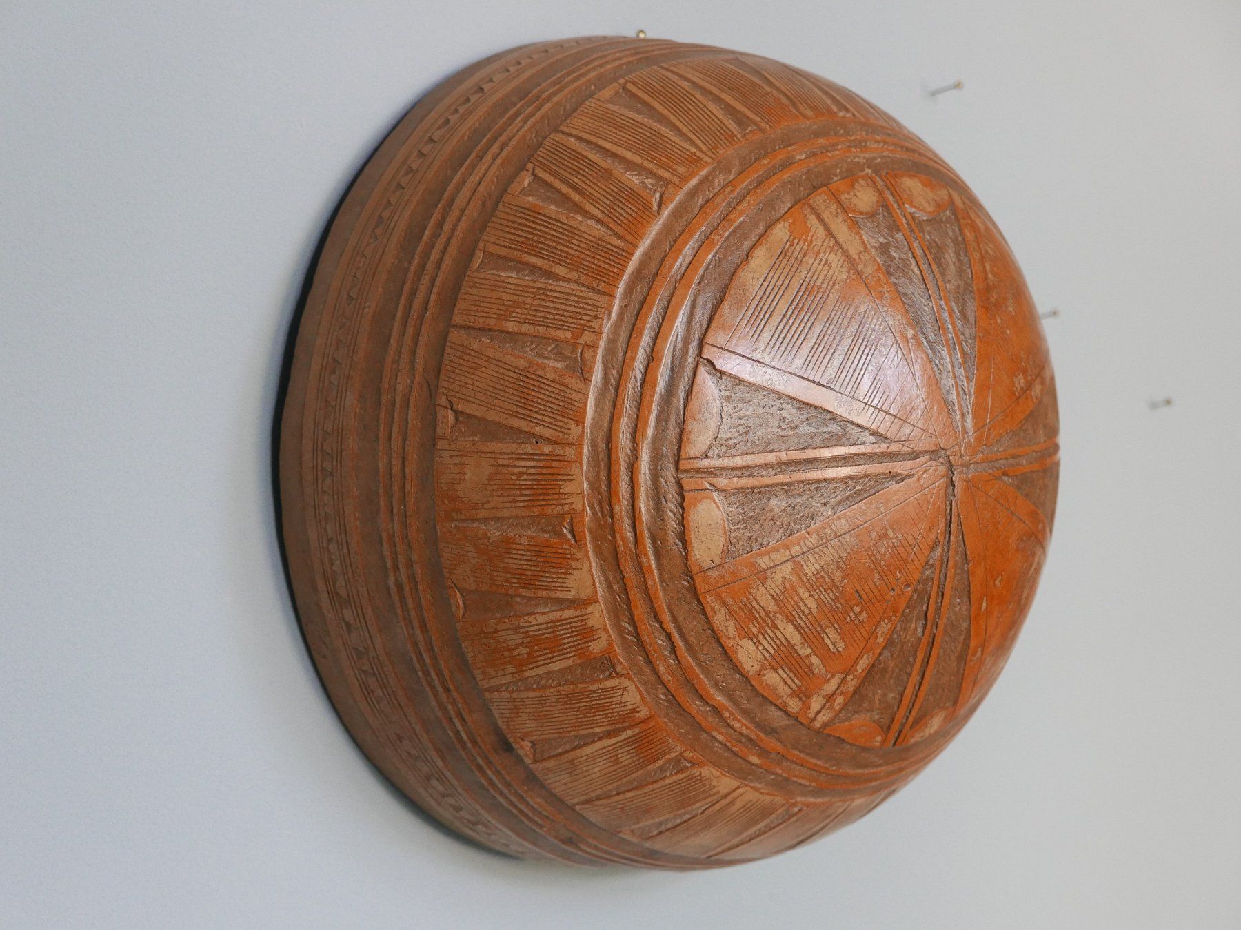 Schalen: ANTIKE GROSSE HOLZ- ODER KÜRBIS-SCHALE – Gebraucht aus Balgach von Zwischenraum 9