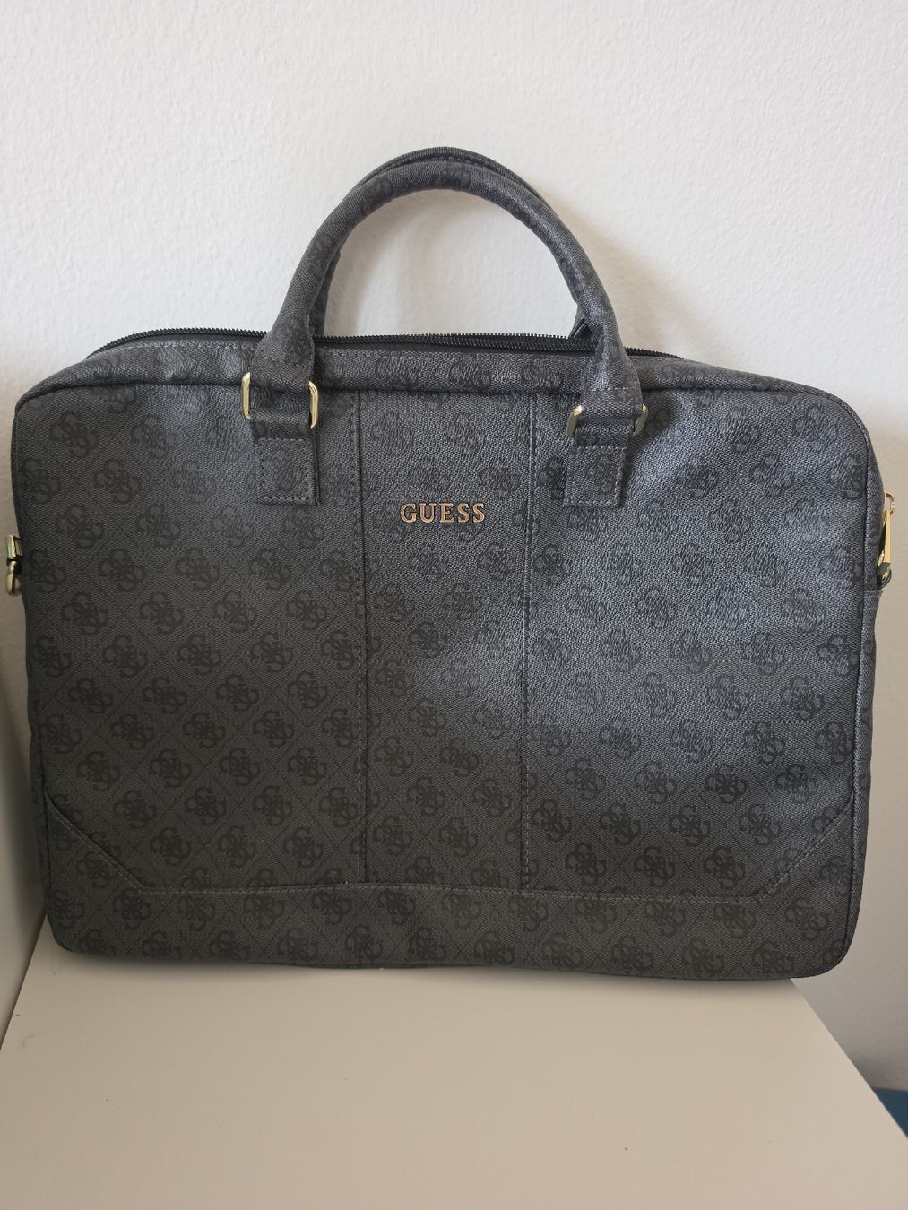 Guess Taschen für Damen: Guess Laptoptasche – Neu (gemäss Beschreibung) aus Lausen von LuBo456