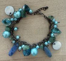 Armband geschwärzt mit blauen und grünen Elementen.