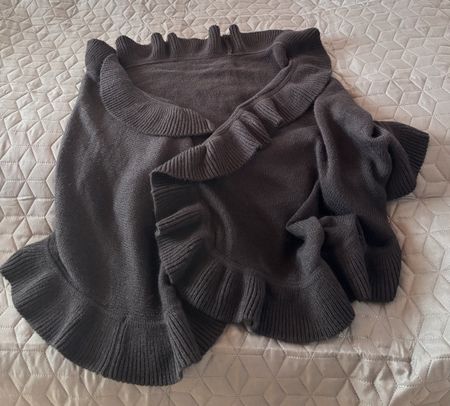 Dirndlstola in schwarz mit Rüschen 