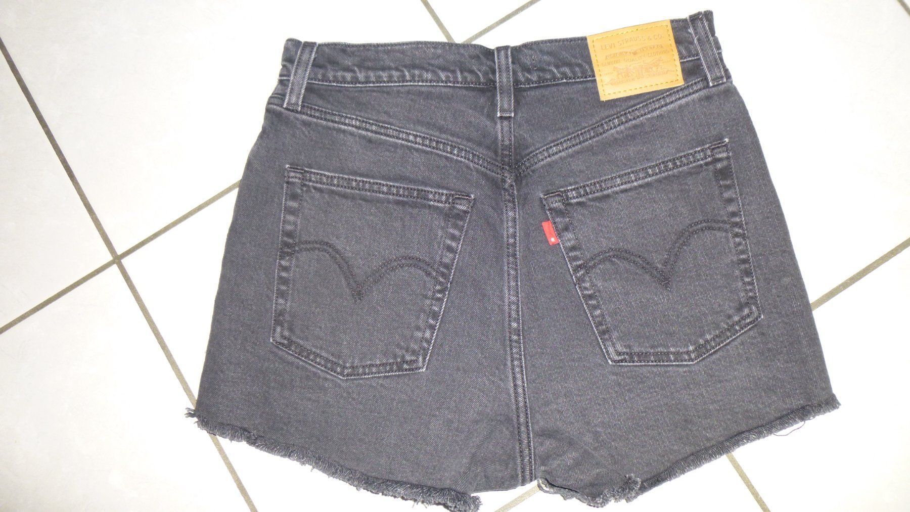 Levi's Jeans: Damen-Levi's-Shorts schwarz / Grösse 28 – Gebraucht aus Triengen von misterpicknicker 1