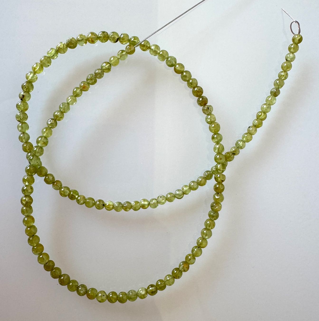 Ketten: Peridot. Olivin       runde Form    45cm  4mm – Neu und originalverpackt aus Leuggern von gemshow 1