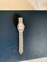 Armbanduhr mit Kristallen