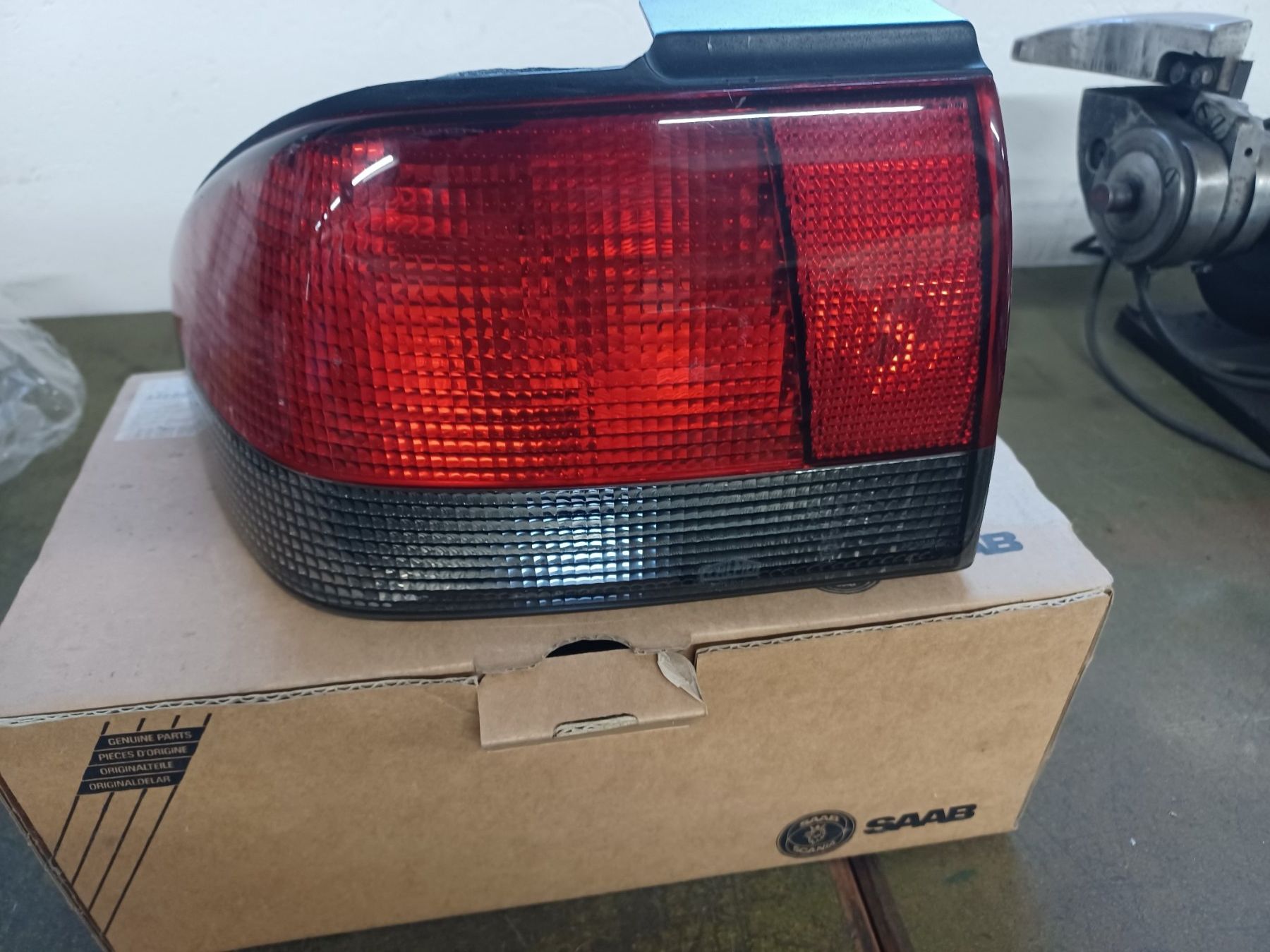 Saab Tutti pezzi di ricambio auto: SAAB Rückleuchte links  900 S Original NEU – Usato da Immensee venduto da bubi19
