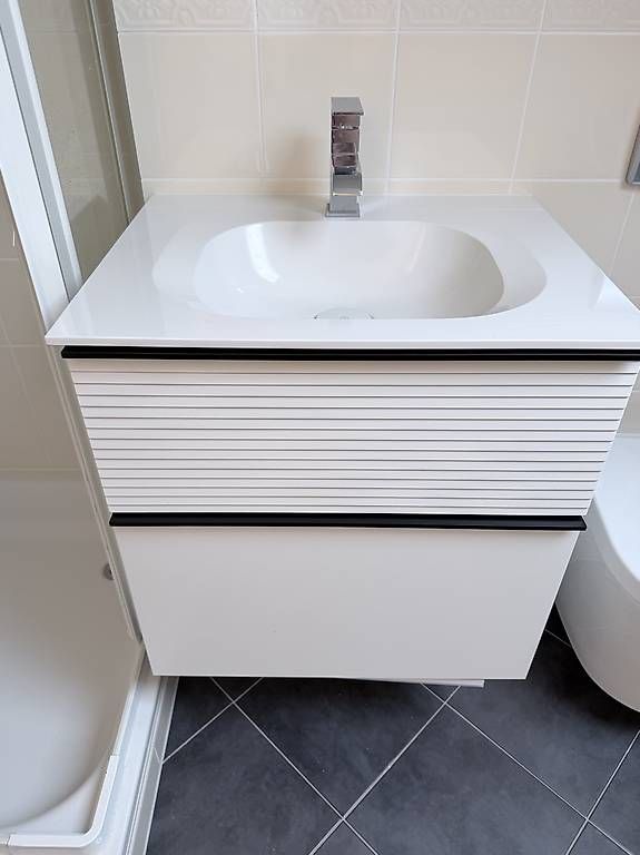 Mobili per bagno: Badmöbel mit Waschtisch und Mischbatterie – Usato da Zollikerberg venduto da Tarron