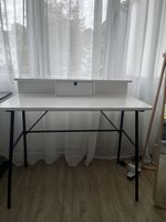 Schreibtisch mit ausziehbarer Ablage