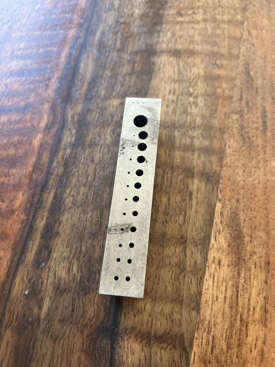 Tous les outils: Plaque à trous  – D'occasion à le locle par camilleguignard