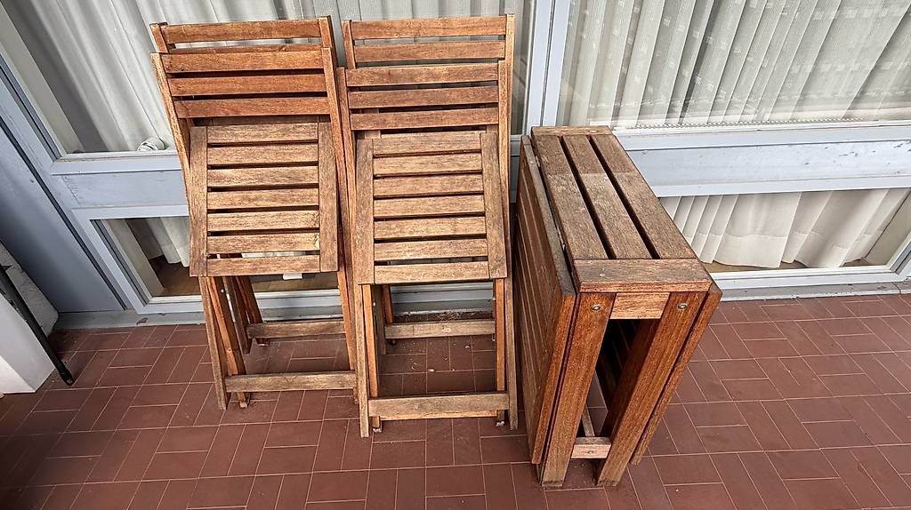 Set di tavolo e panche: 4 chaises et 1 table – Usato da Genève venduto da Ninah71